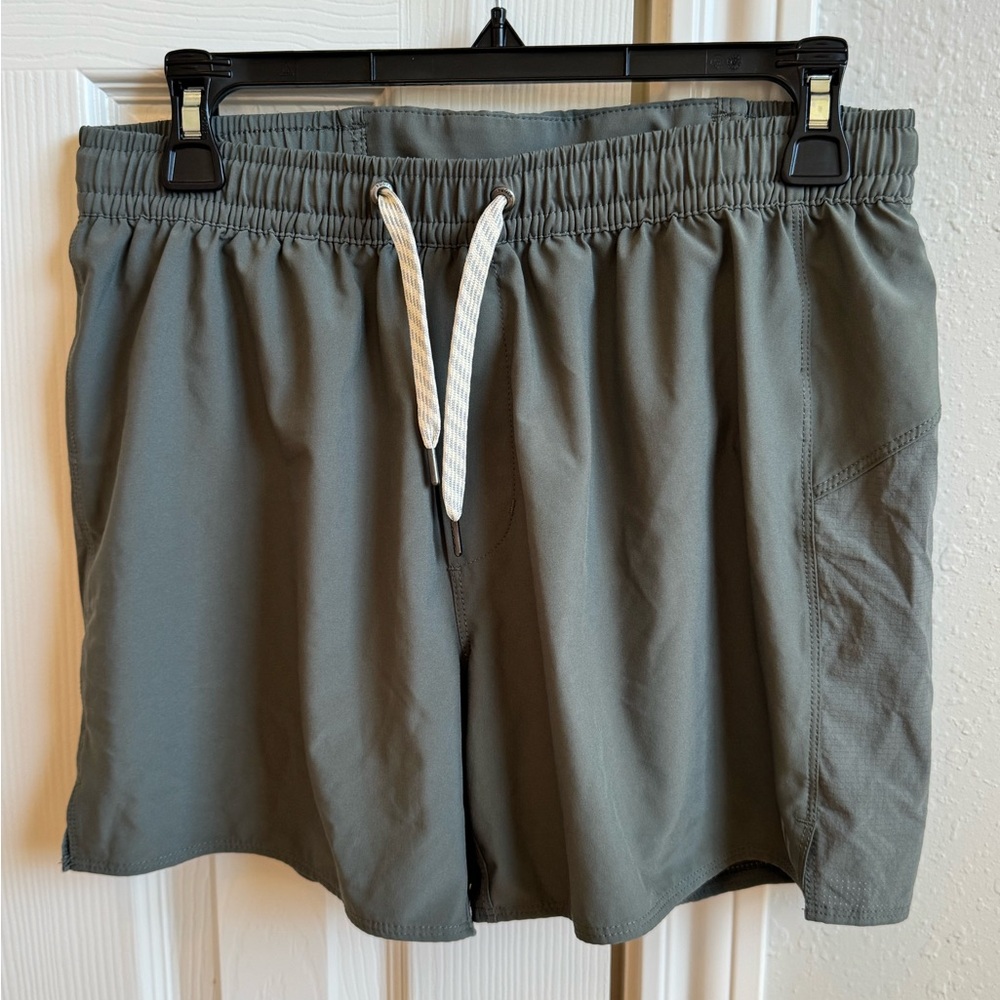Vuori running shorts with liner